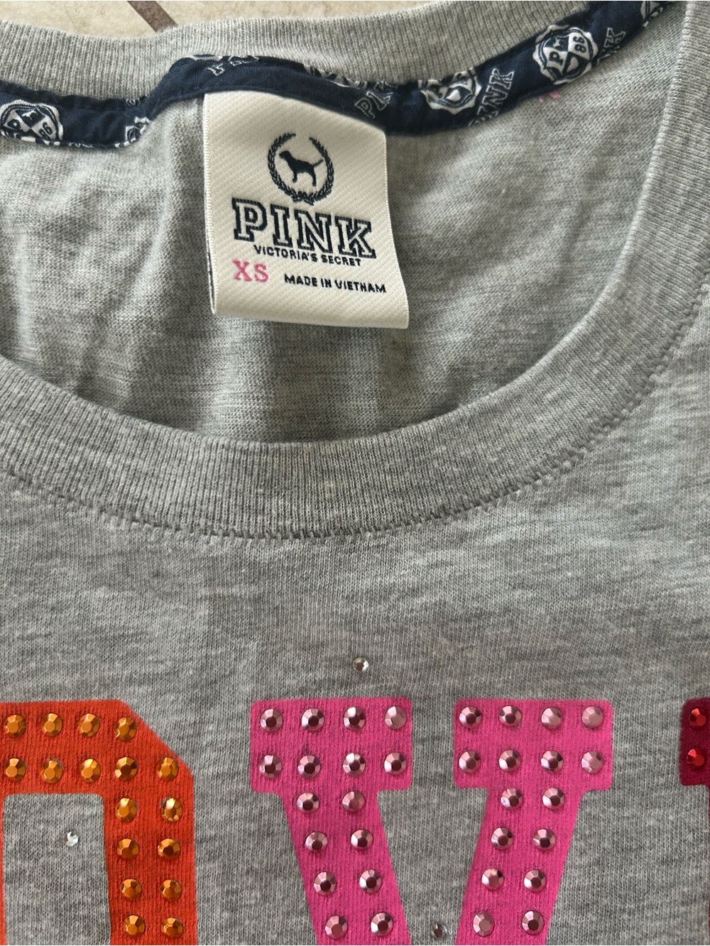 PINK Victoria's Secret Gray Tee with Rainbow LOVE PINK Graphic - Picture 4 of 4